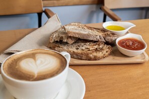 Petit déjeuner préparé sur commande servi tous les jours en supplément