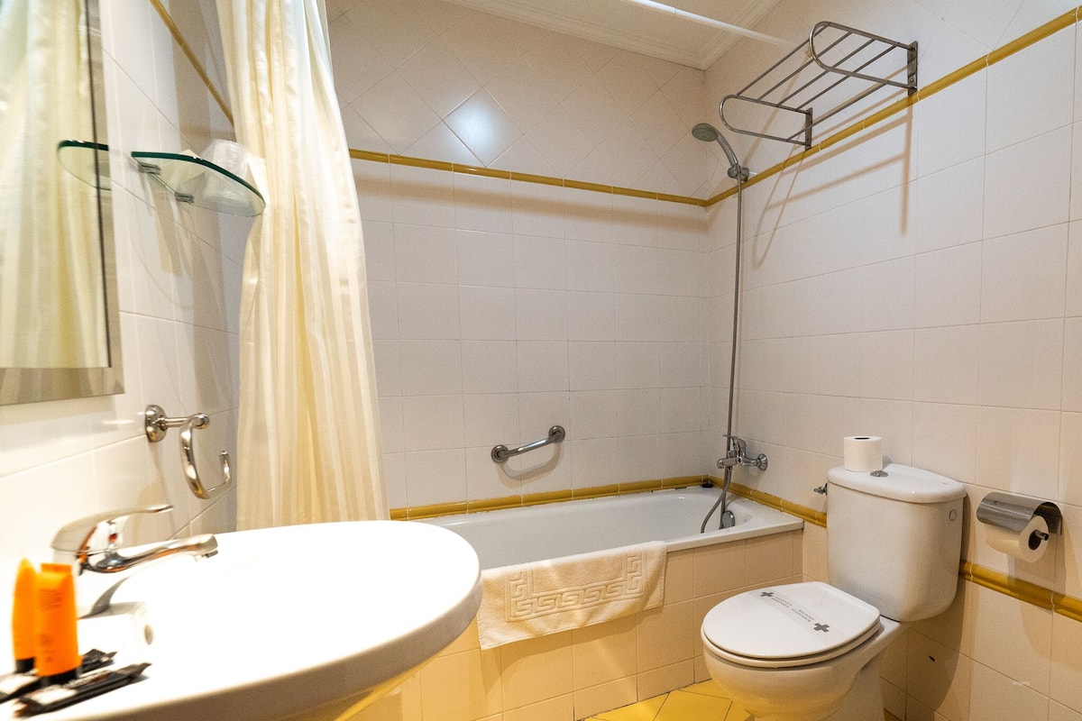 standard twin room | bathroom | towels