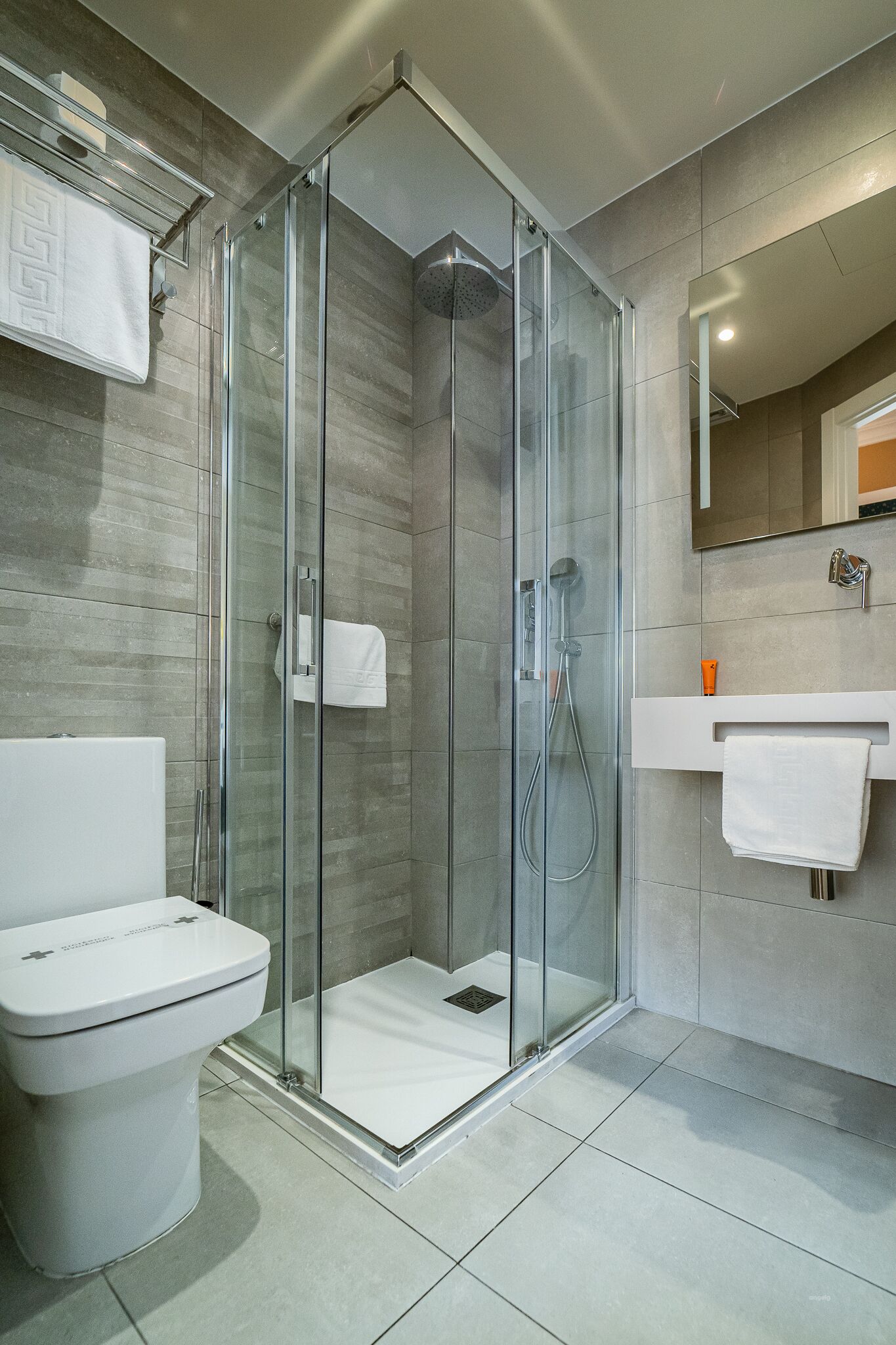 deluxe double room | bathroom | towels