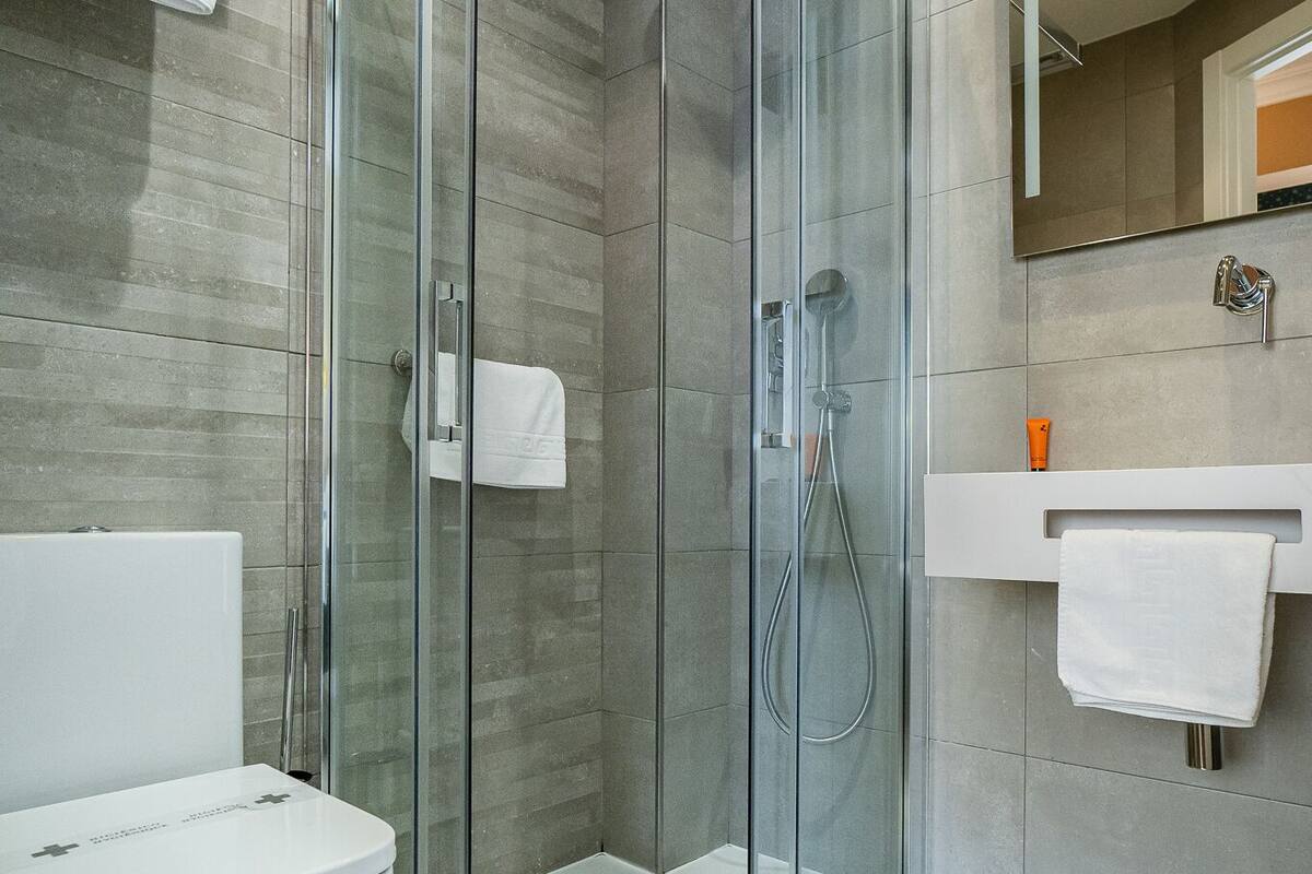 deluxe double room | bathroom | towels