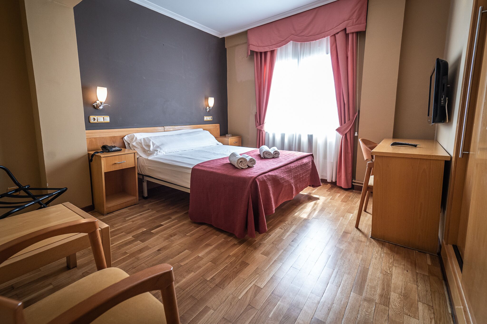 standard double room | desk, free wifi, bed sheets