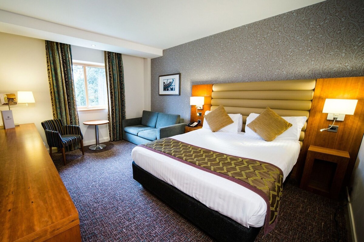 Hypo-allergenic bedding available, Select Comfort beds, in-room safe