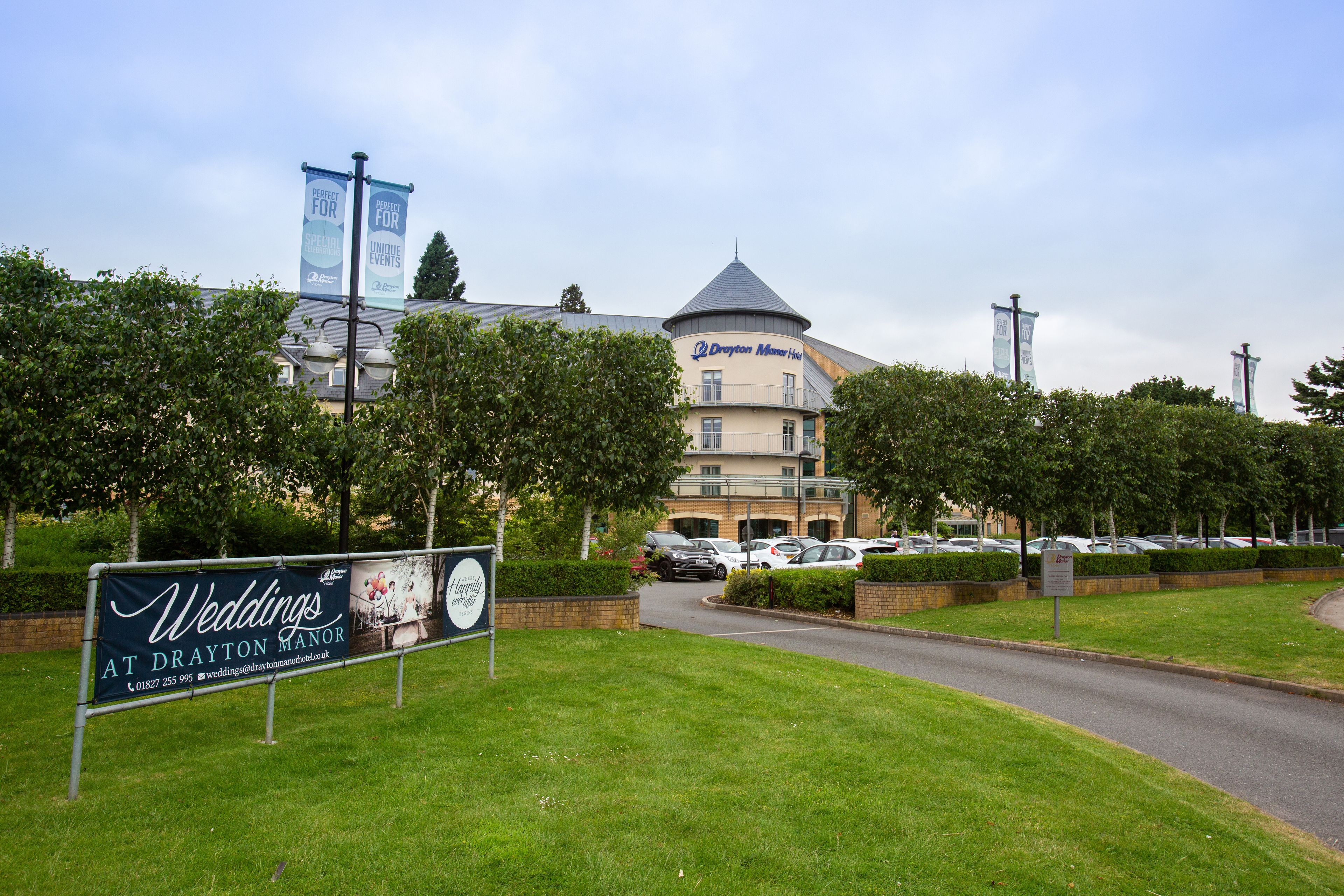 Un edifici amb un cartell per a casaments a Drayton Manor.