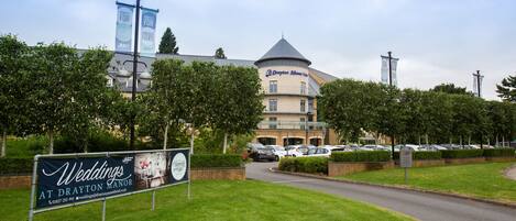 Un edifici amb un cartell per a casaments a Drayton Manor.