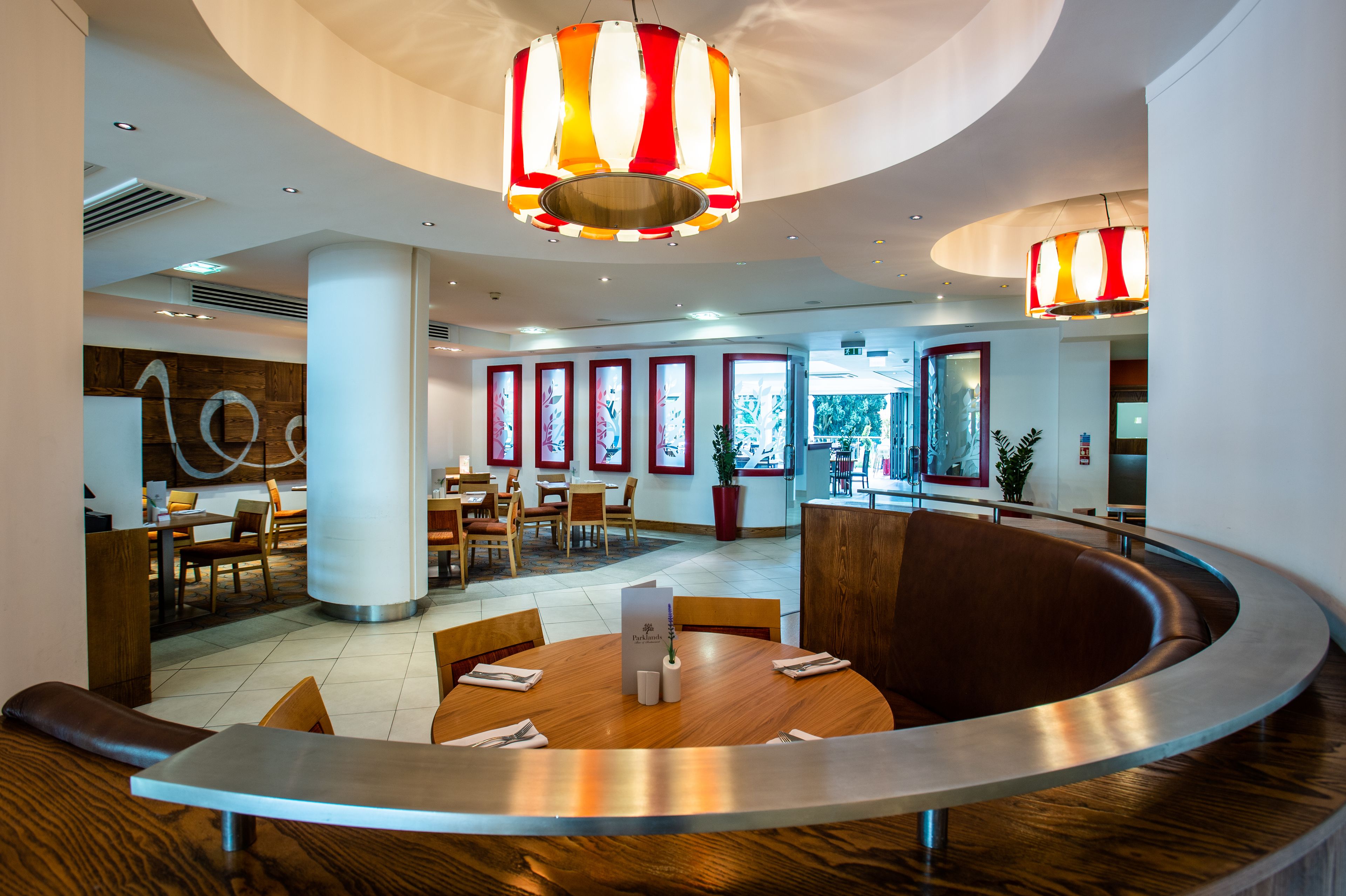 2 restaurants; breakfast, lunch and dinner served 