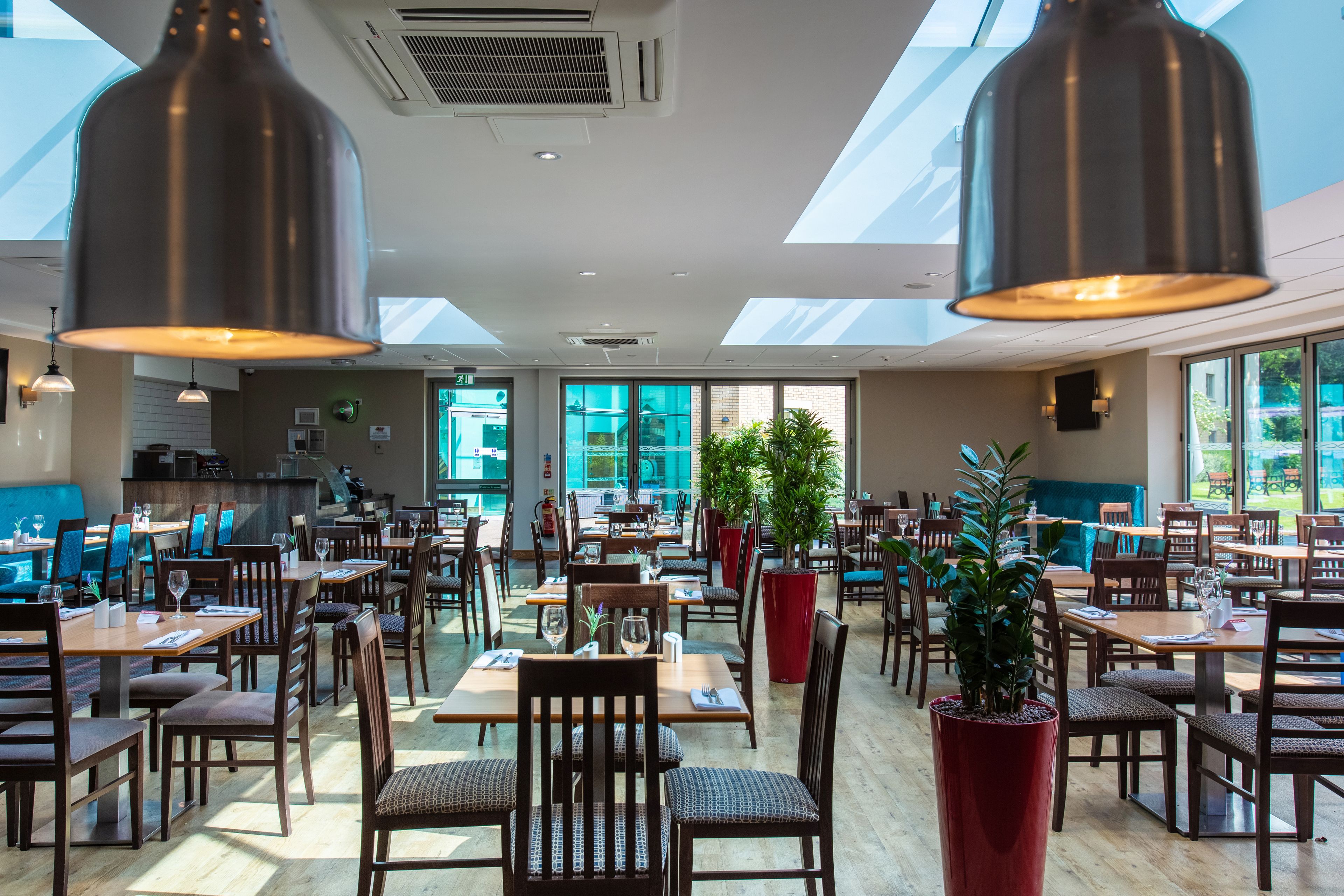 2 restaurants; breakfast, lunch and dinner served 