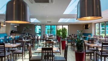 2 restaurants; breakfast, lunch and dinner served