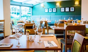 2 restaurants servant le petit déjeuner, le déjeuner et le dîner