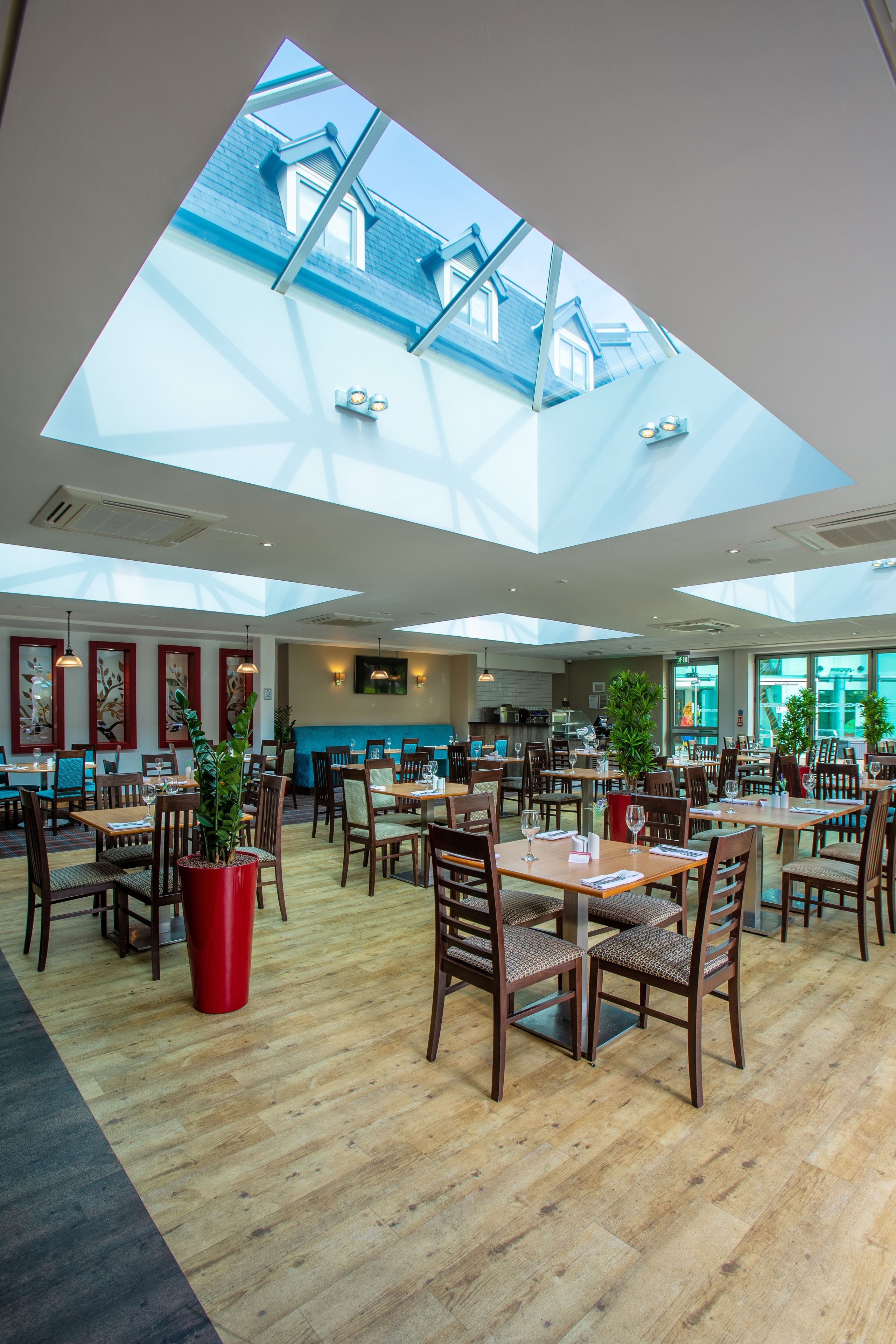 2 restaurants, breakfast served