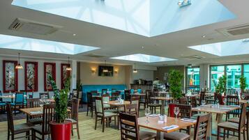 2 restaurants, breakfast served