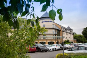 Ubetjent parkering (GBP 9.00 per opphold)