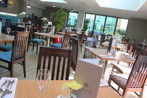 2 restaurants; breakfast, lunch, and dinner served