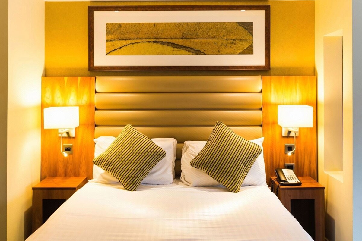 Hypo-allergenic bedding available, Select Comfort beds, in-room safe