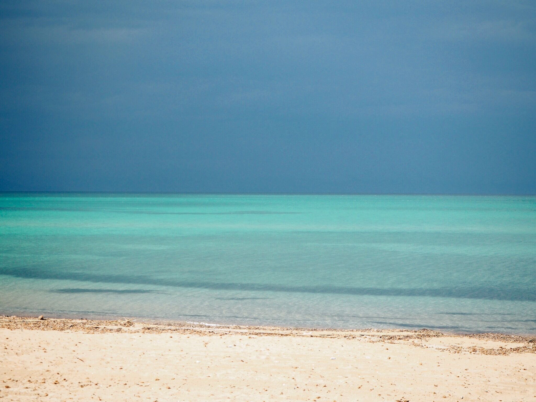 Plage, sable blanc, chaises longues, serviettes de plage