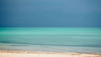 Plage, sable blanc, chaises longues, serviettes de plage