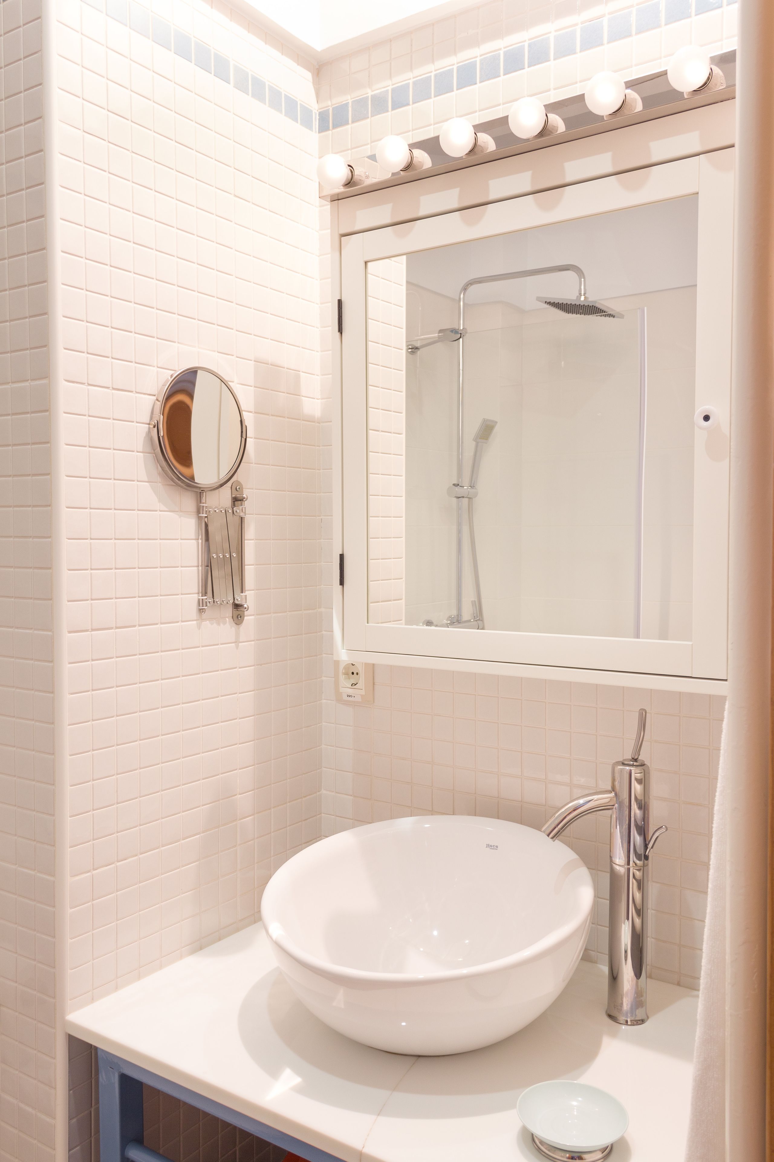 rainfall showerhead, hair dryer, towels, soap