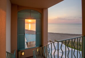 A balcony with a view of the sea at sunset. - Noguera Mar Hotel (Denia)