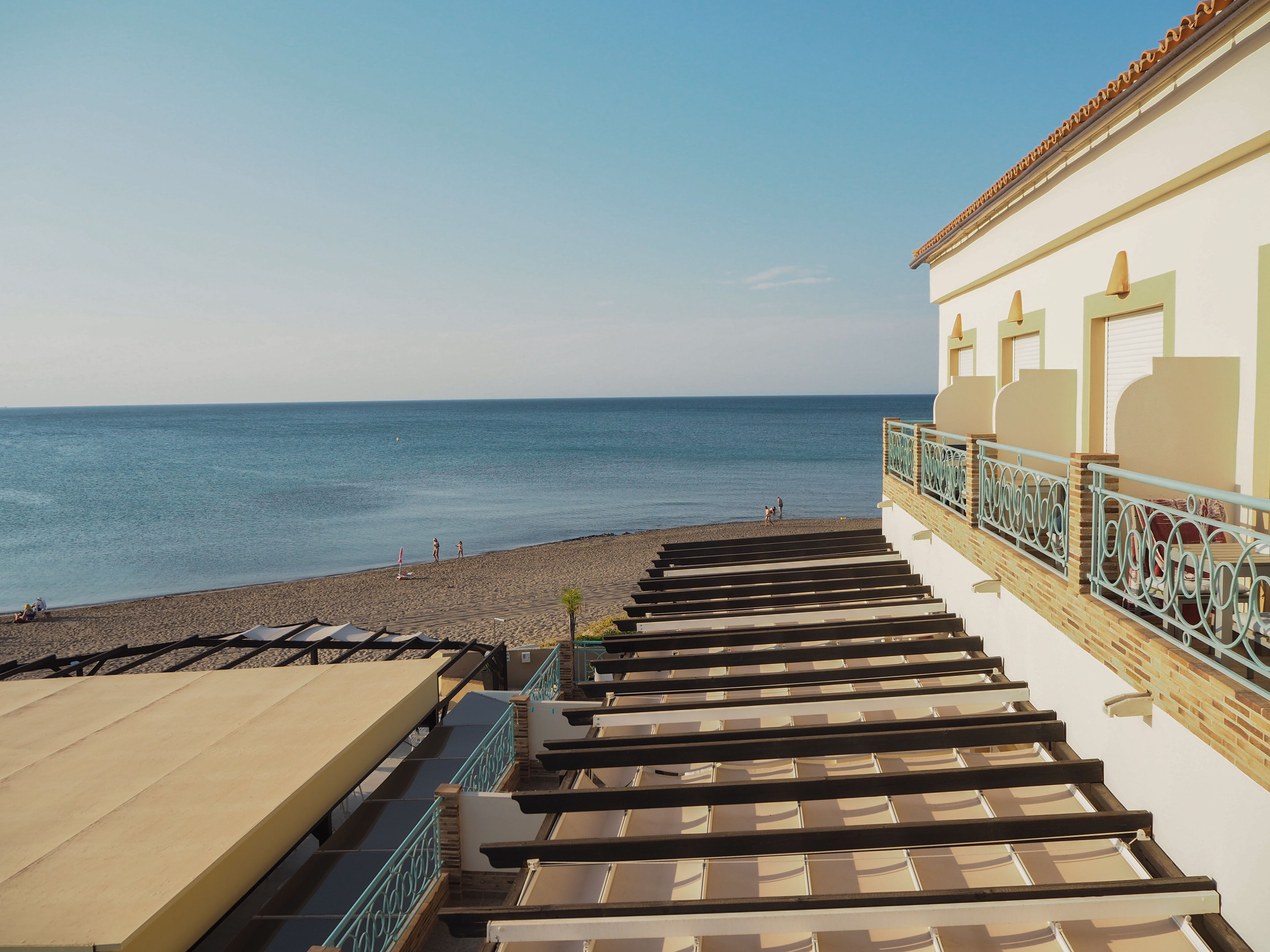 Una scala che conduce a una spiaggia con vista libera sul mare.