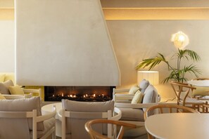 Petit déjeuner, déjeuner et dîner servis sur place, vue sur la plage