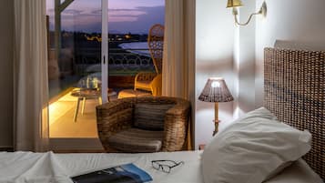 Double Room, 1 Double or 2 Twin Beds, Terrace, Sea View | 羽絨被、記憶床墊、客房內保險箱、書桌
