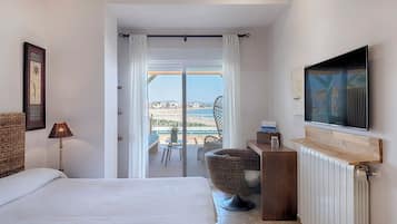 Double Room, 1 Double or 2 Twin Beds, Terrace, Sea View | Dundyner, memory foam-senger, safe på rommet og skrivebord