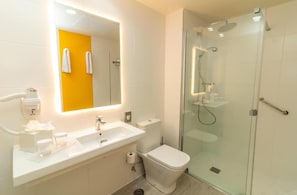 Bruser, gratis toiletartikler, hårtørrer, håndklæder
