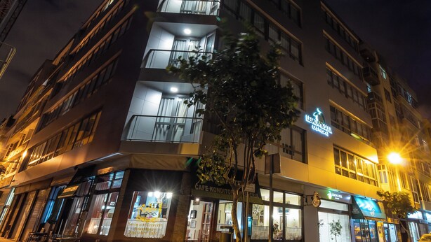 A multi-story hotel with balconies, a ground-level cafe, and a visible restaurant. - Lemon & Soul Las Palmas (Las Palmas de Gran Canaria)