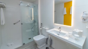 A modern bathroom with a glass-enclosed shower, a white toilet, and a sink with a mirror. - Lemon & Soul Las Palmas (Las Palmas de Gran Canaria)