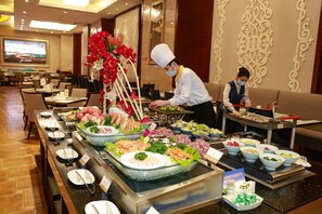 4 restaurants; breakfast, lunch, and dinner served