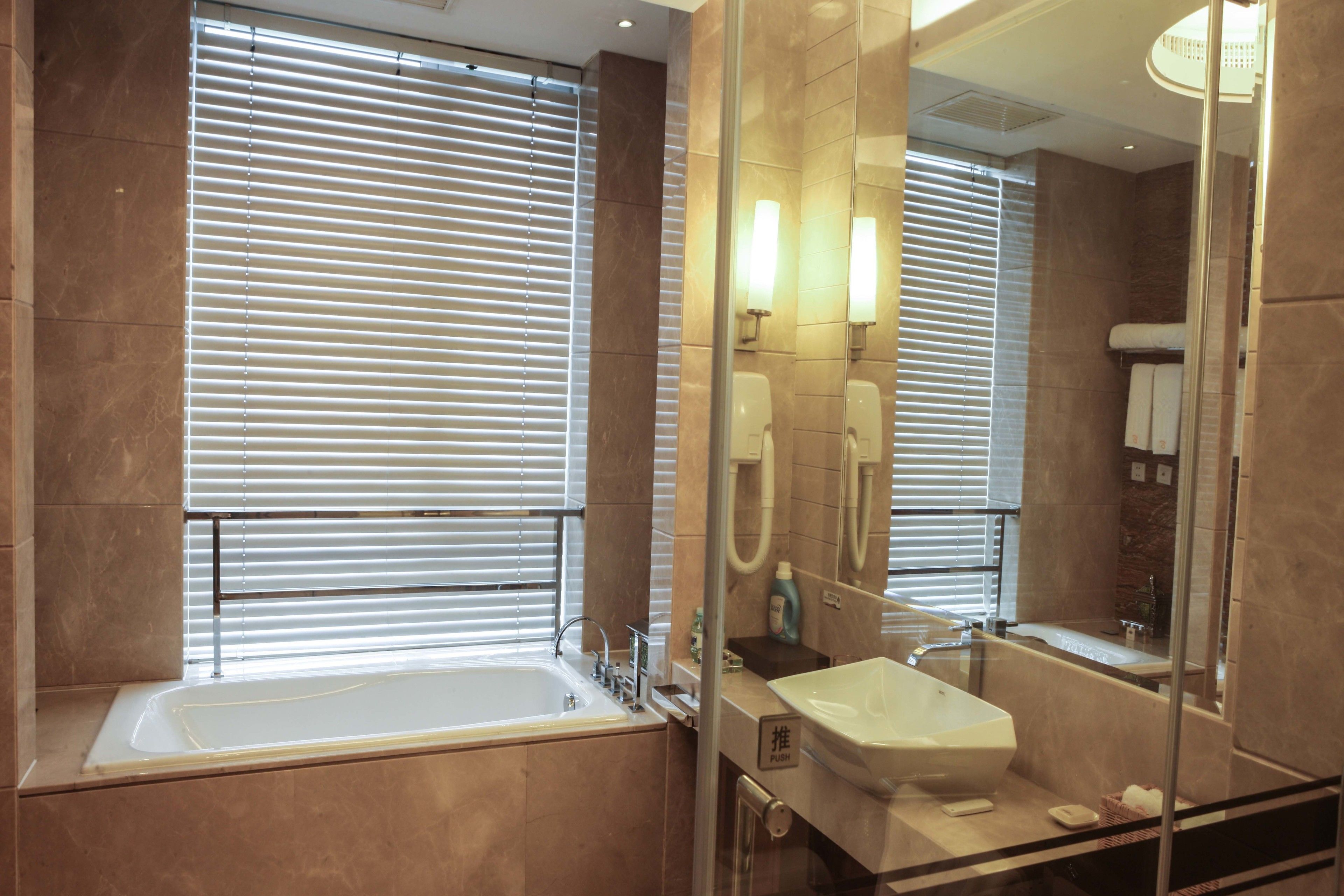 deluxe suite | deep-soaking bathtub