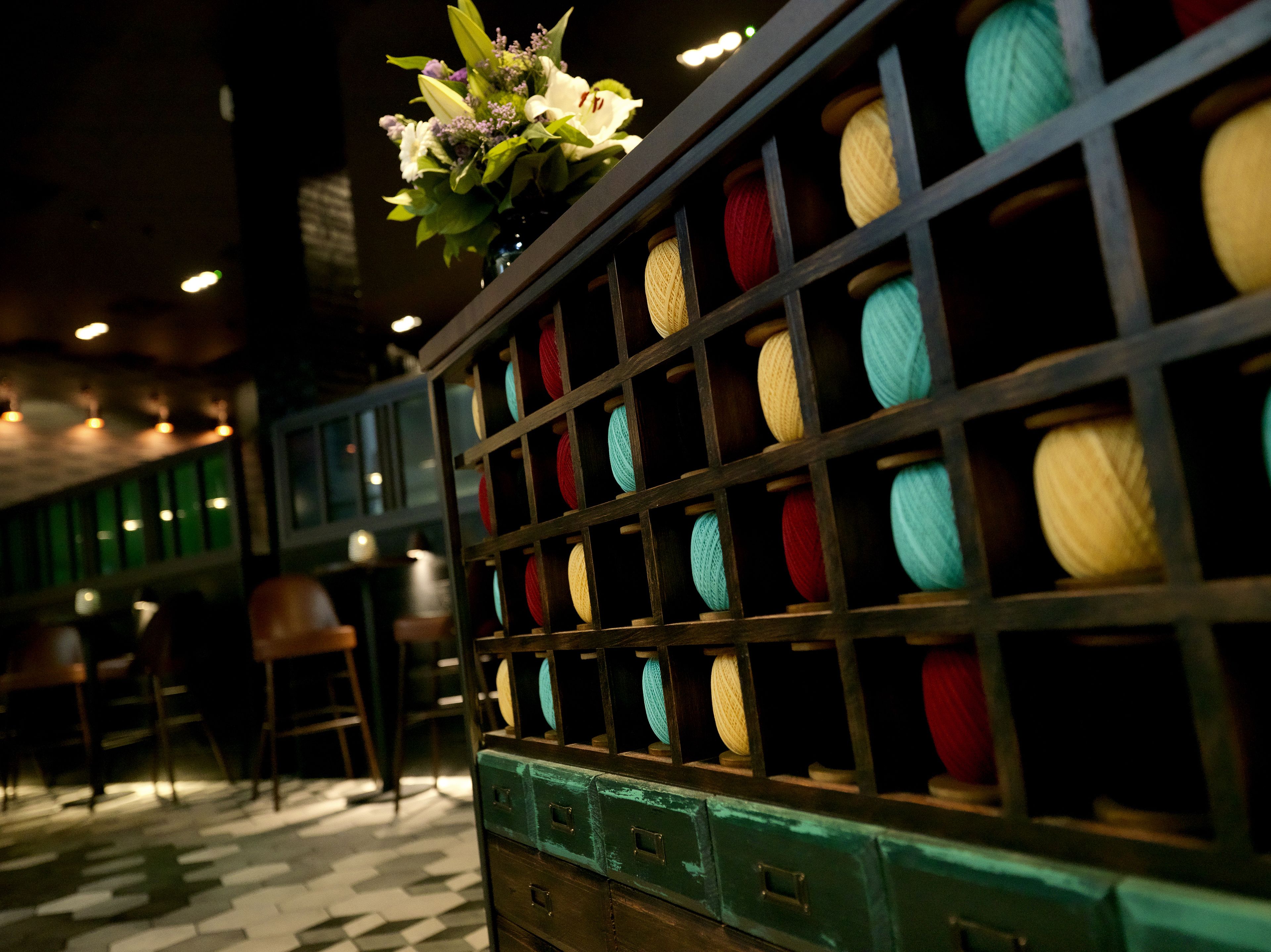 2 bars/lounges, cocktail bar