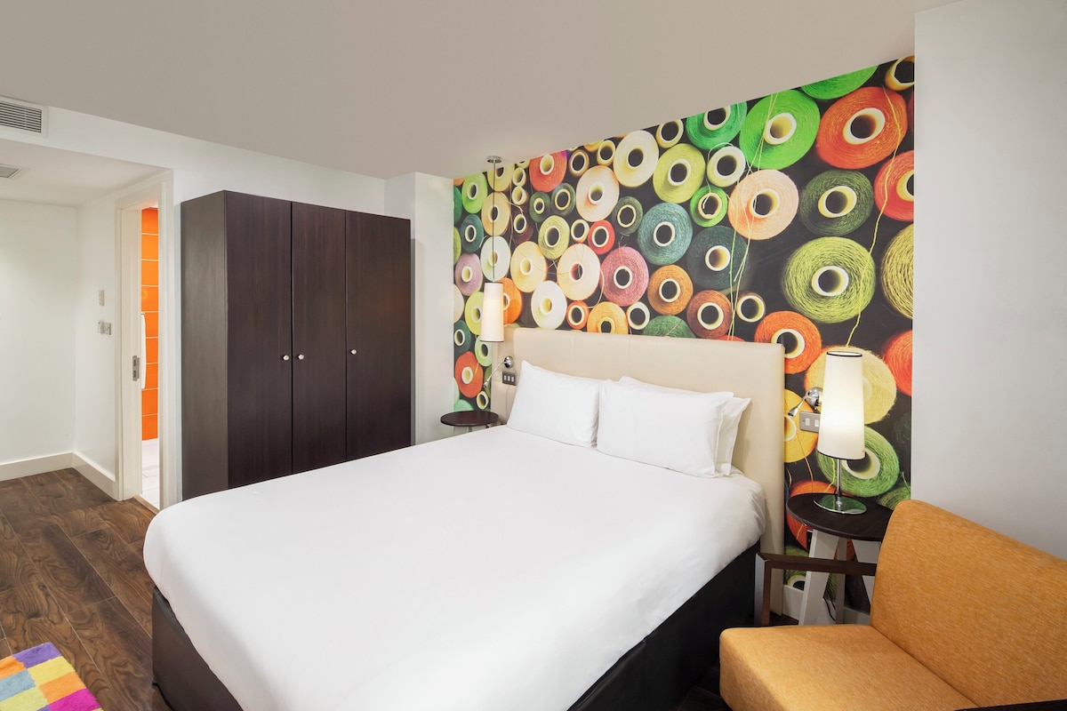 Hypo-allergenic bedding available, minibar (free items), in-room safe