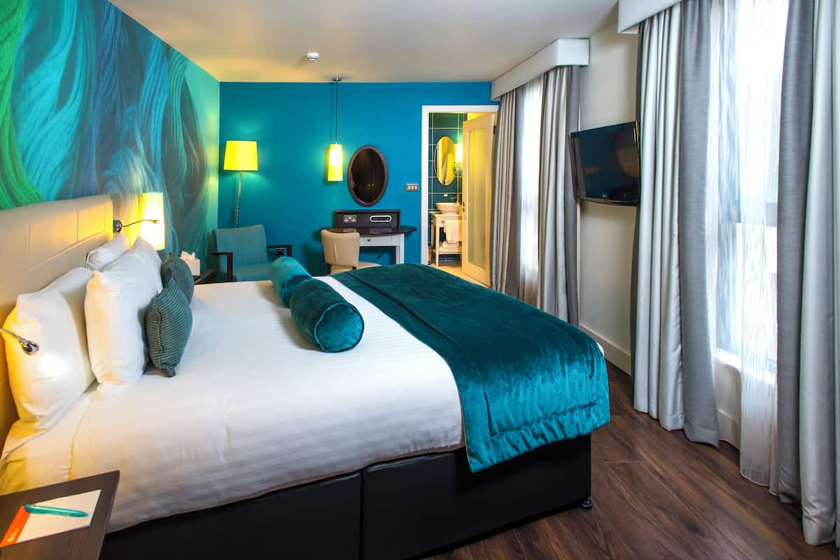 Standard Room, 1 Double Bed (Stocked Minibar) | Hypo-allergenic bedding, free minibar, in-room safe, desk