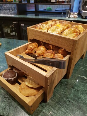 Daily full breakfast (GBP 17.50 per person) - Hotel Indigo Liverpool City Centre by IHG (Liverpool)