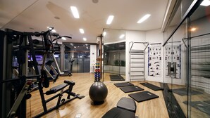 A gym with exercise equipment, a large exercise ball, and black mats on the floor. - Grand Hotel Royal Sorocaba by Atlantica (Sorocaba)