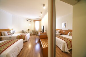 Quarto duplo luxo | Frigobar, cofres nos quartos, escrivaninha, cortinas blackout