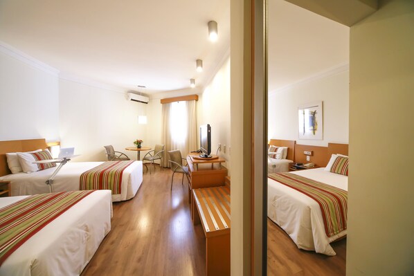 Minibar, caja de seguridad en la habitación y escritorio