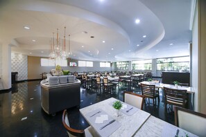 Se sirven desayunos, almuerzos y cenas; cocina brasileña