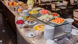 A buffet with various food items and utensils. - Grand Hotel Royal Sorocaba by Atlantica (Sorocaba)
