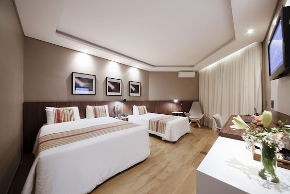 Minibar, caja de seguridad en la habitación y escritorio