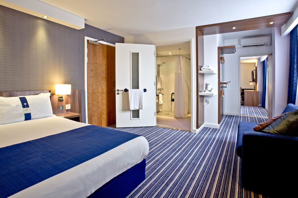 Standard Room, 1 Double Bed | 1 bedroom, desk, iron/ironing board, free WiFi