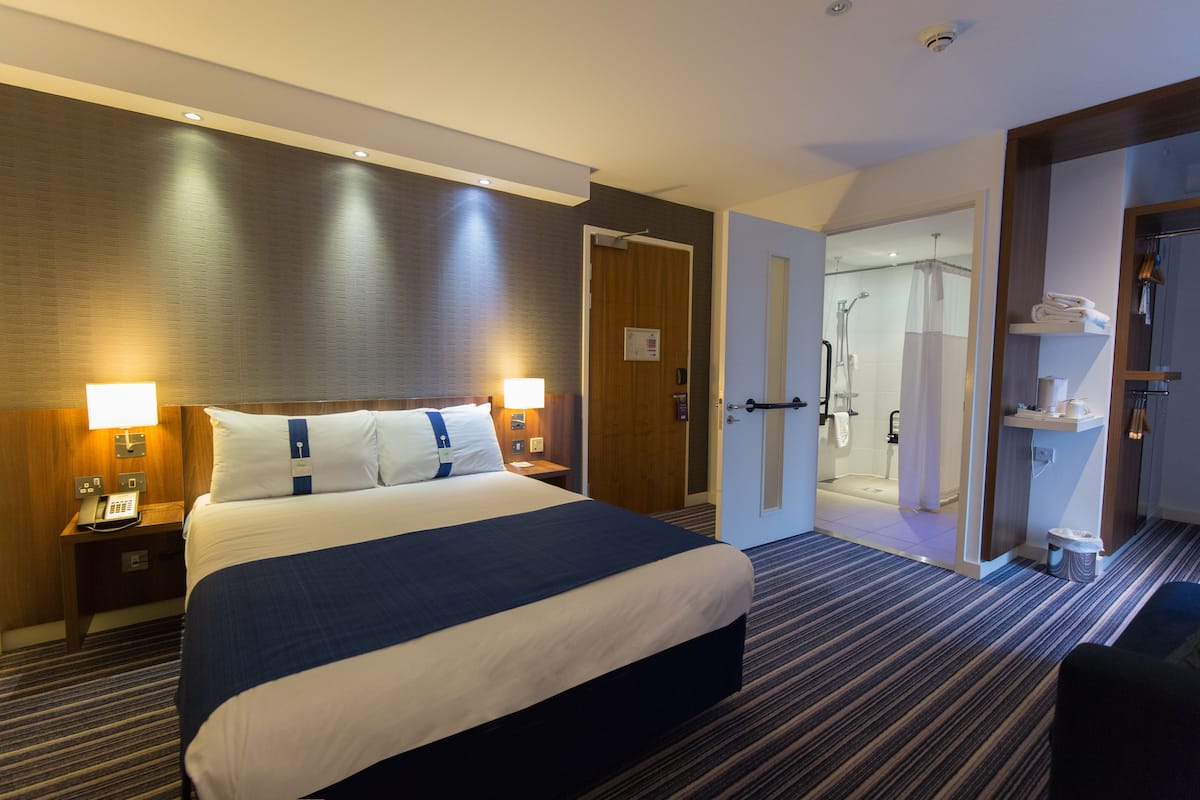 Standard Room, 1 Double Bed, Accessible | 1 bedroom, desk, iron/ironing board, free WiFi