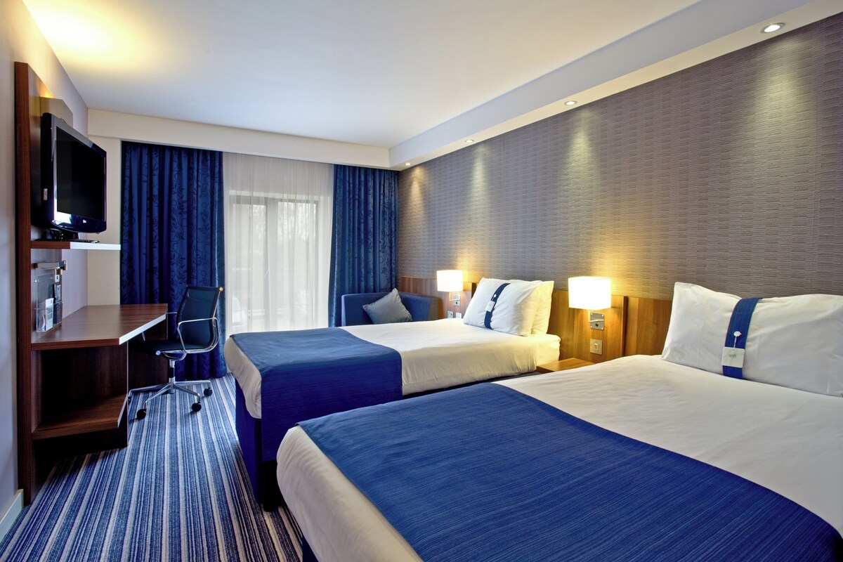 Standard Room, 2 Twin Beds | Desk, iron/ironing board (on request), WiFi (free), bed sheets