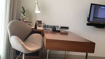 Quarto luxo, 1 cama King, vista para a cidade | Roupas de cama premium, frigobar, cofres nos quartos