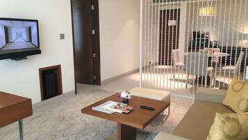 Peralatan tempat tidur premium, bar mini, peti besi dalam bilik