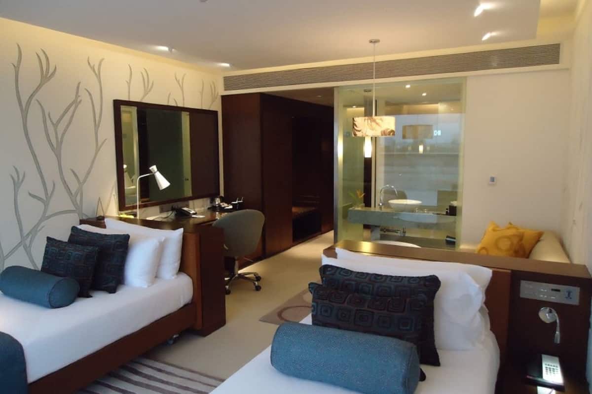 32-inch lcd tv with satellite channels, tv, pay films