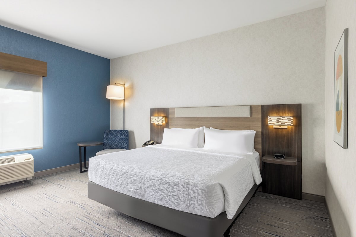 Habitación estándar, 1 cama King size, regadera para personas con discapacidad (Communications) | 1 habitación, edredón, caja de seguridad en la habitación y escritorio