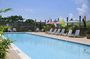 Sæsonbestemt udendørs pool, åben fra kl. 08.00 til kl. 20.00, parasoller