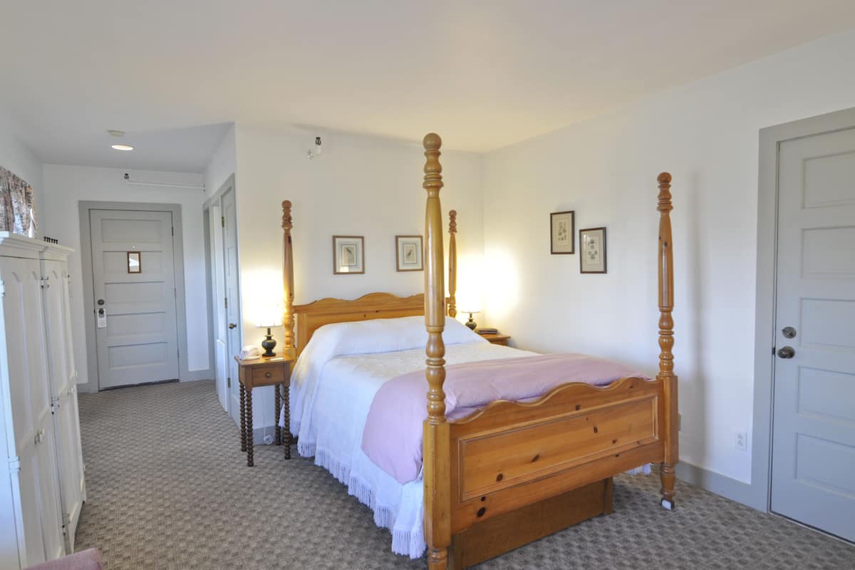 Deluxe Room, 1 Queen Bed, Non Smoking | Premium bedding, in-room safe, individually decorated