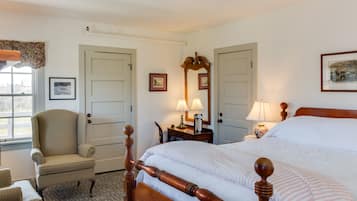 Deluxe Room, 1 Queen Bed, Non Smoking | Premium bedding, in-room safe, individually decorated